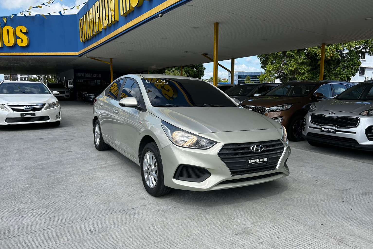 Hyundai Accent 2019 Manual color Plateado, Imagen #3