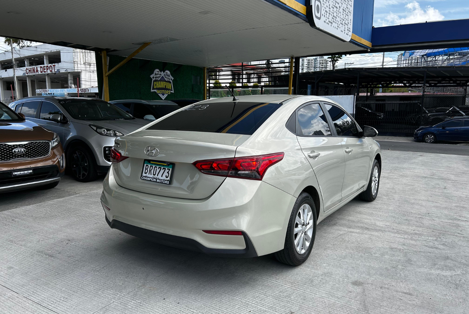 Hyundai Accent 2019 Manual color Plateado, Imagen #4