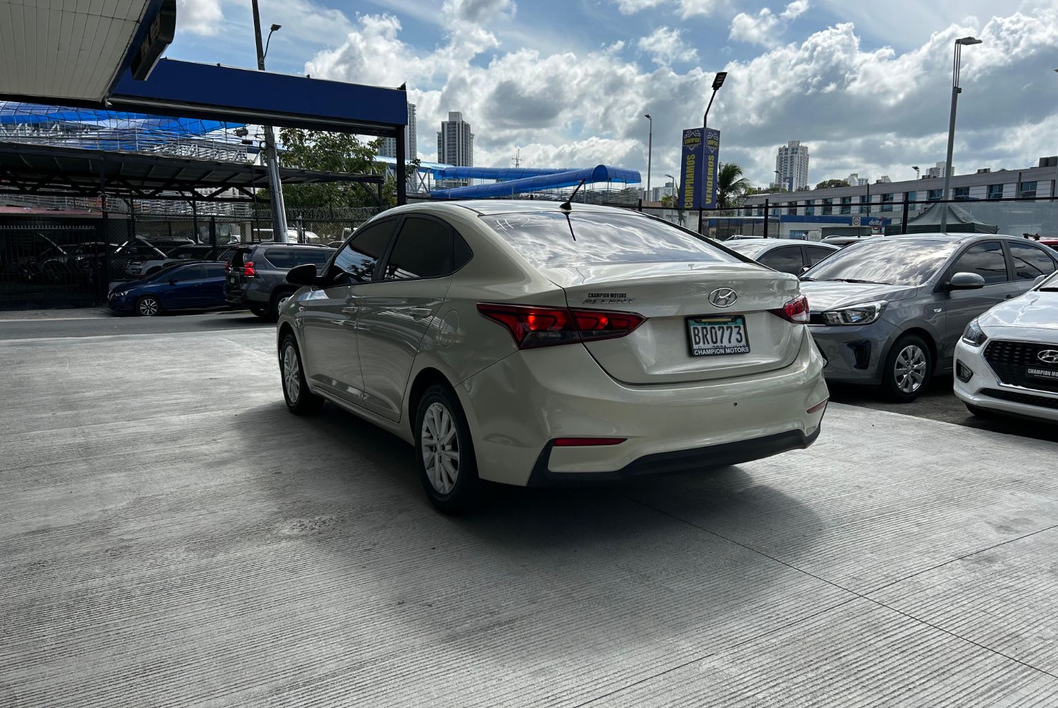 Hyundai Accent 2019 Manual color Plateado, Imagen #6