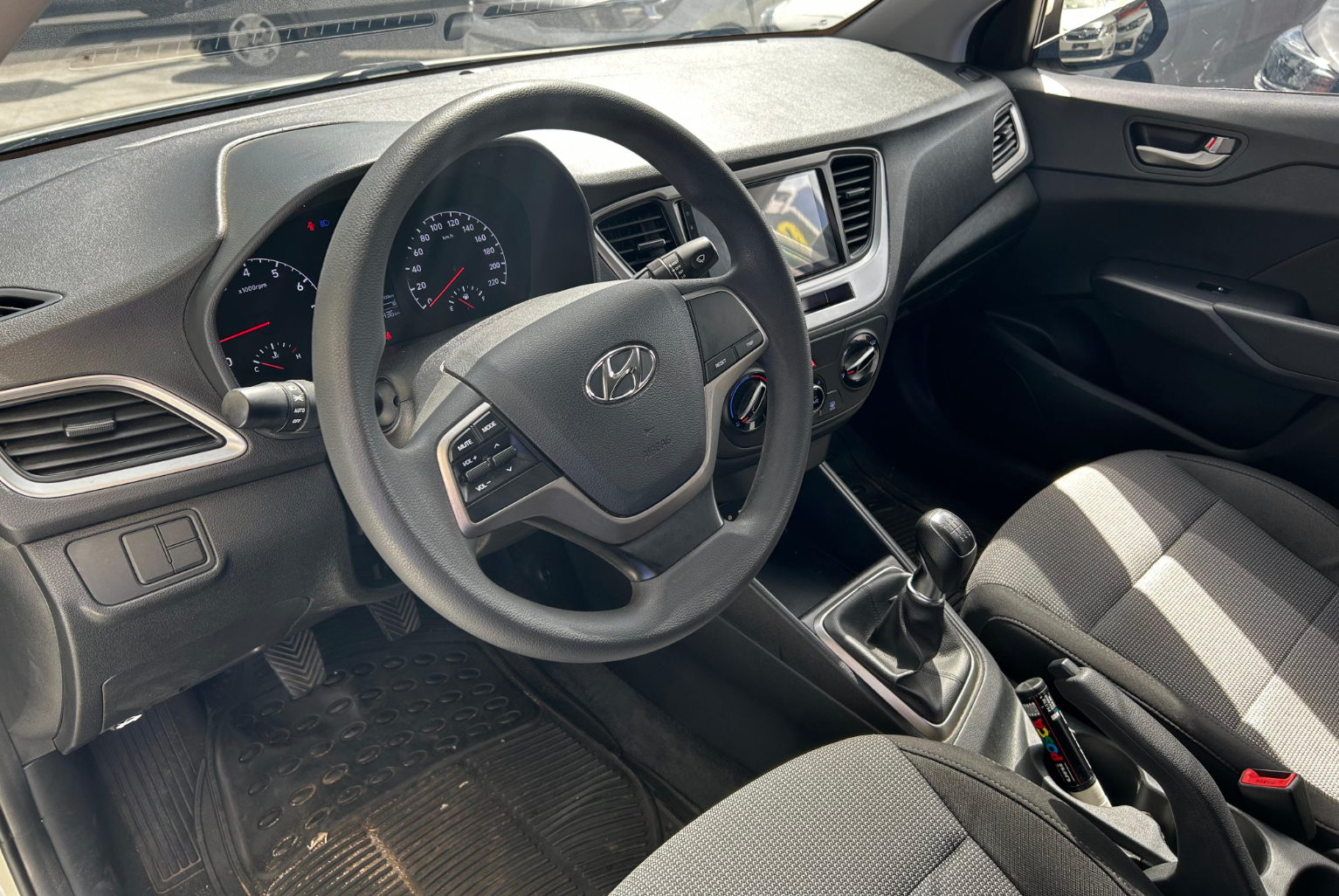 Hyundai Accent 2019 Manual color Plateado, Imagen #7