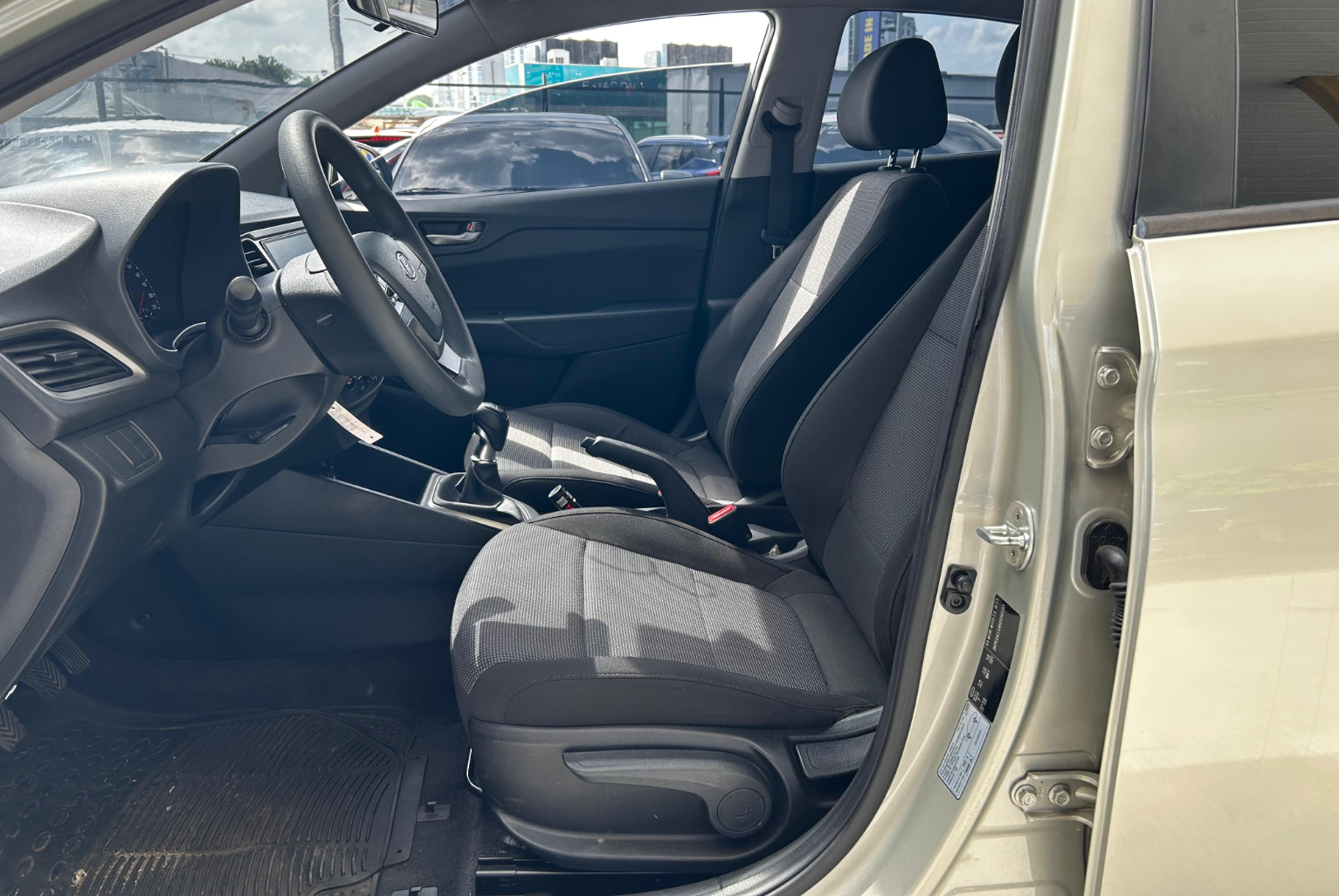 Hyundai Accent 2019 Manual color Plateado, Imagen #9