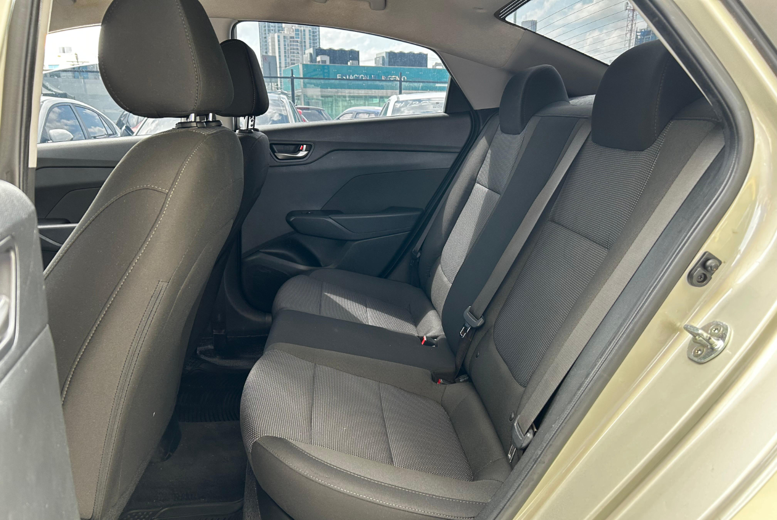 Hyundai Accent 2019 Manual color Plateado, Imagen #10