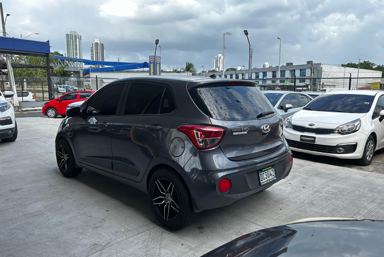 Hyundai Grand i10 2019 Manual color Gris, Imagen #6