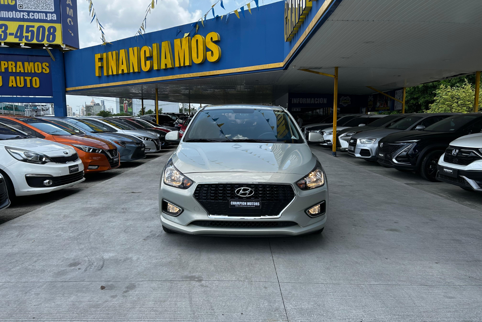 Hyundai Verna 2022 Automático color Beige, Imagen #2