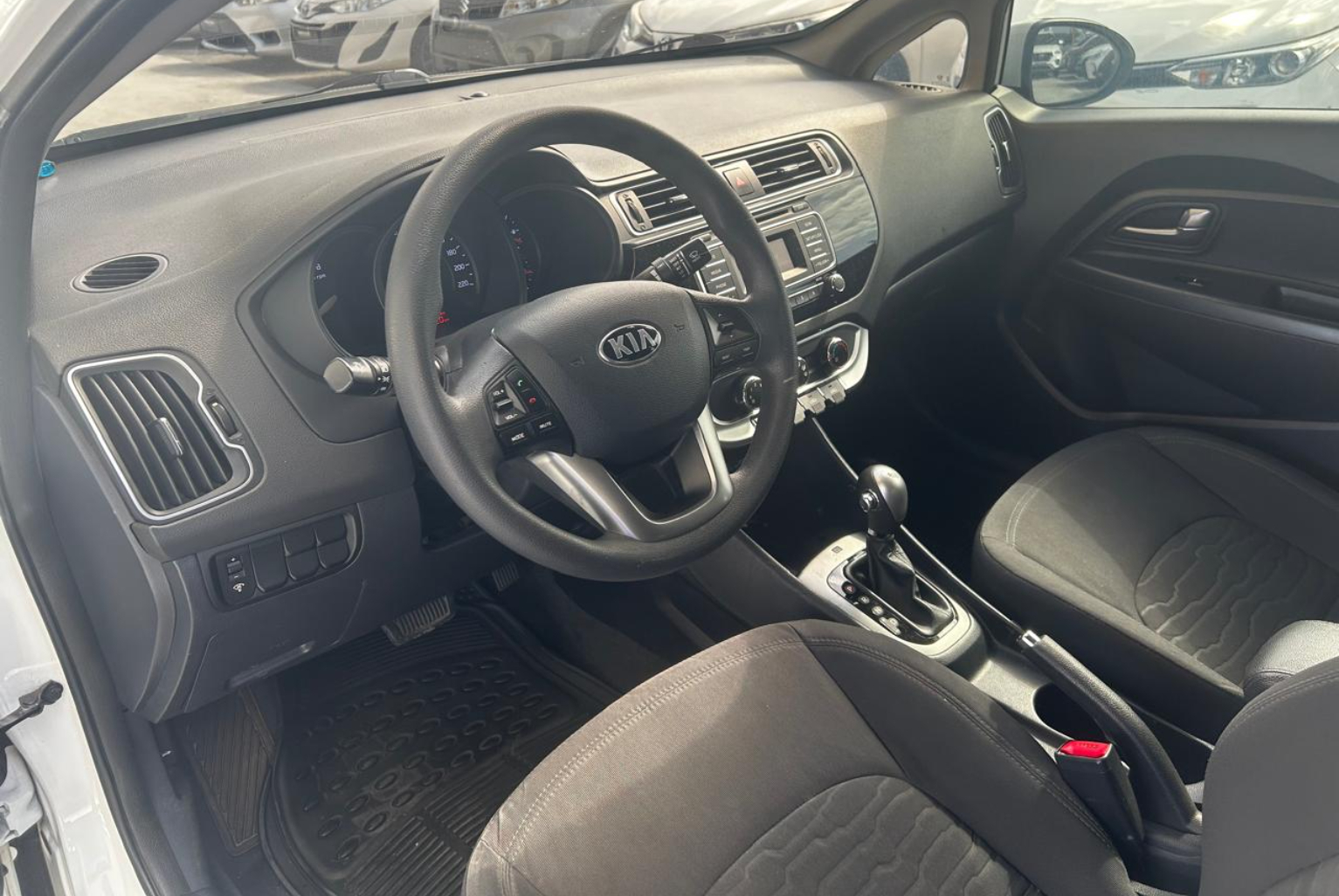 Kia Rio 2018 Automático color Blanco, Imagen #7