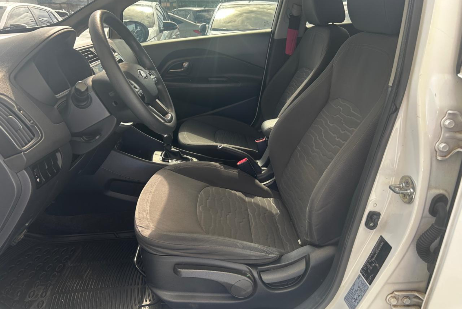 Kia Rio 2018 Automático color Blanco, Imagen #8