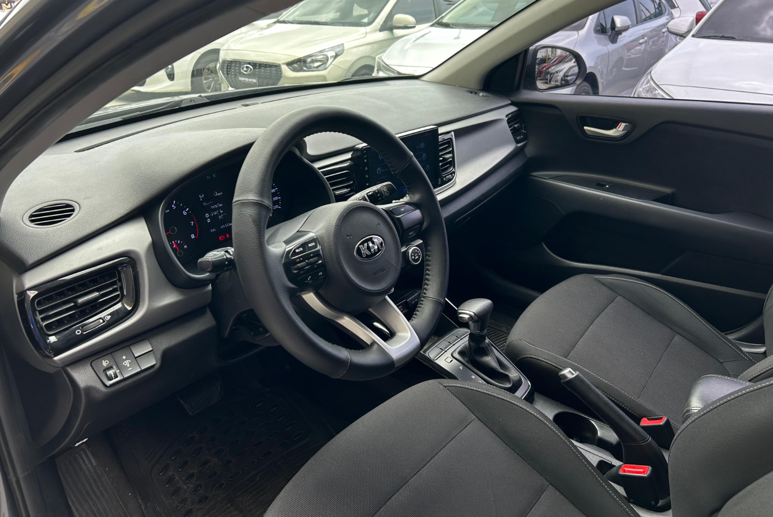 Kia Rio 2019 Automático color Gris, Imagen #7