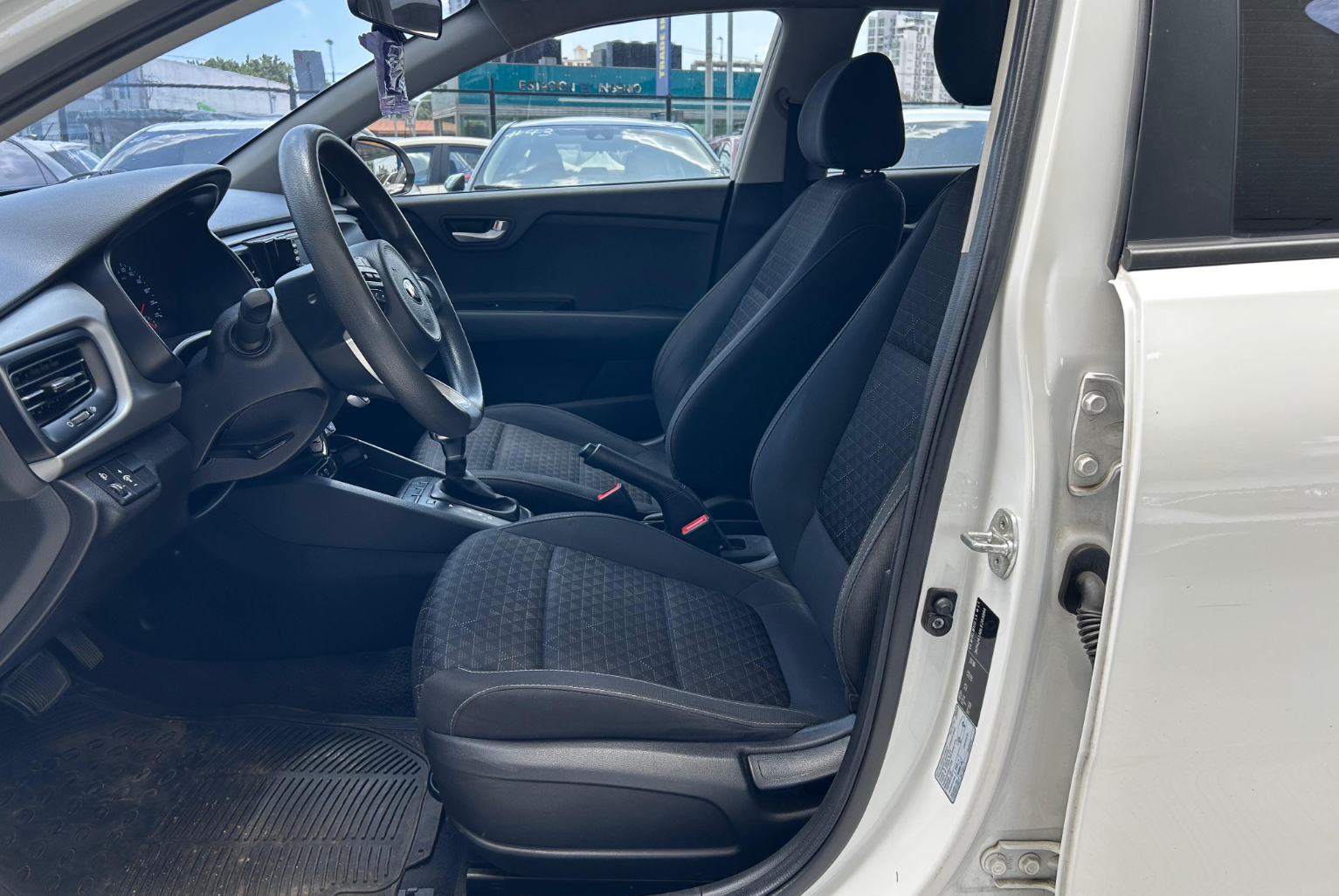 Kia Rio 2020 Automático color Blanco, Imagen #9