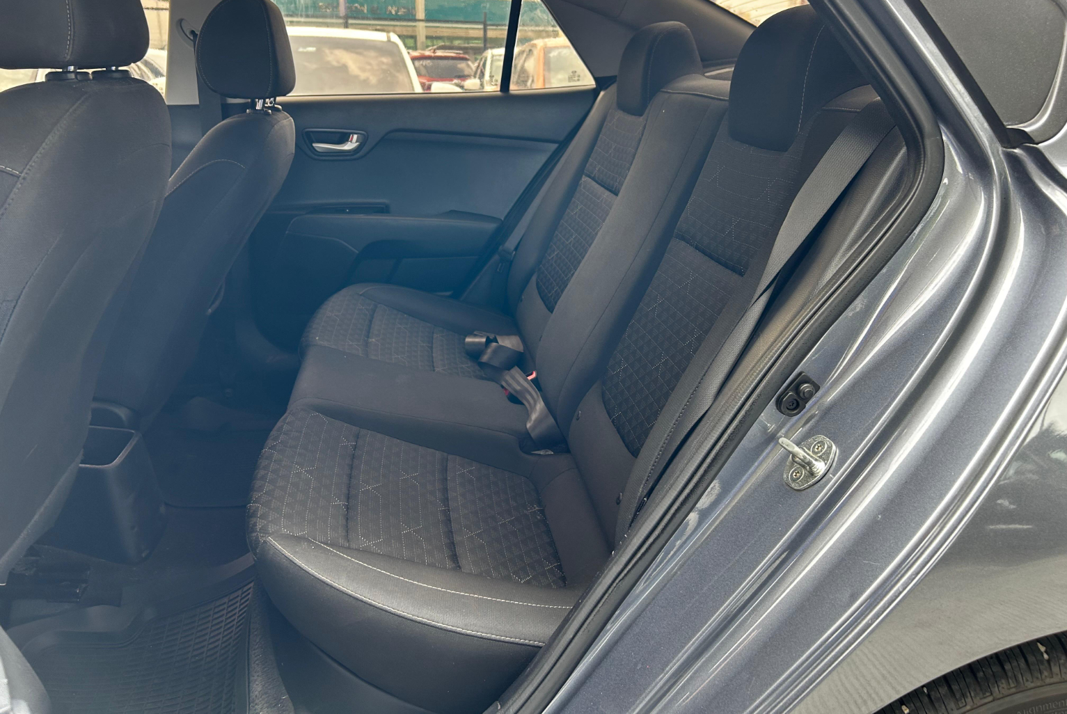 Kia Rio 2020 Automático color Gris, Imagen #10