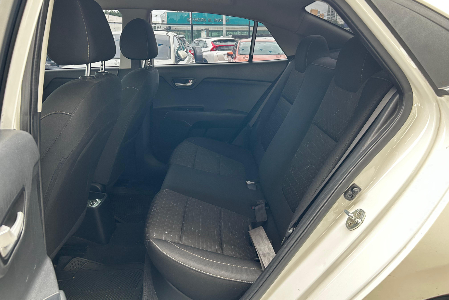 Kia Rio 2021 Automático color Blanco, Imagen #10