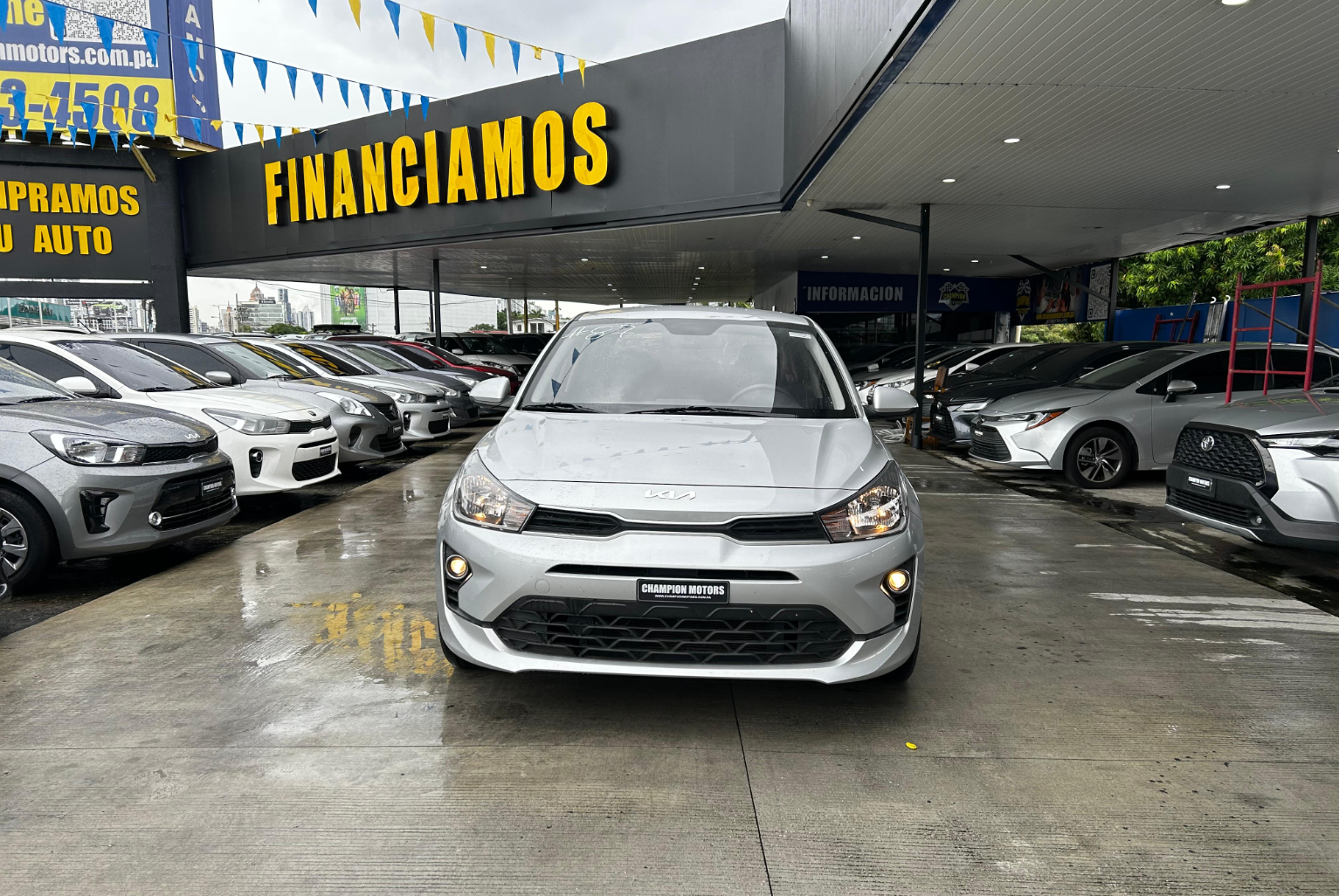 Kia Rio 2023 Manual color Plateado, Imagen #2