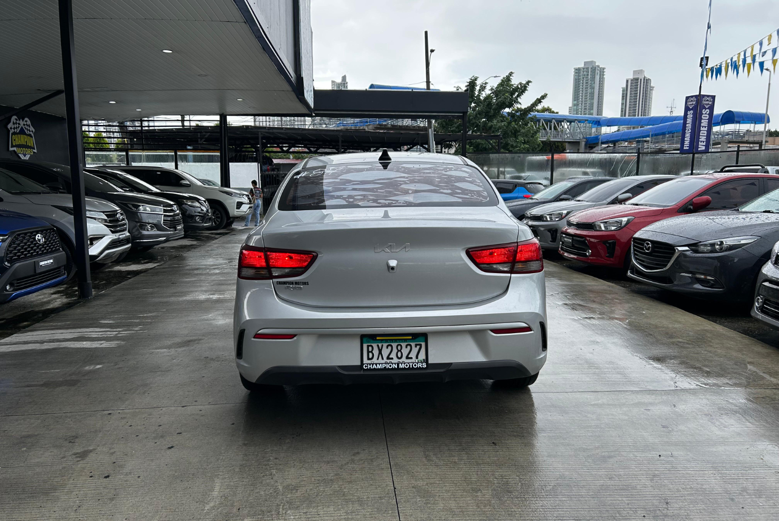 Kia Rio 2023 Manual color Plateado, Imagen #5