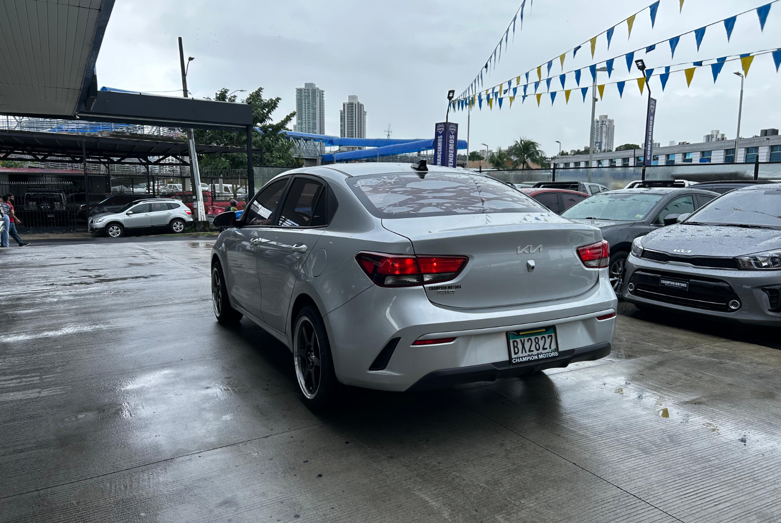 Kia Rio 2023 Manual color Plateado, Imagen #6