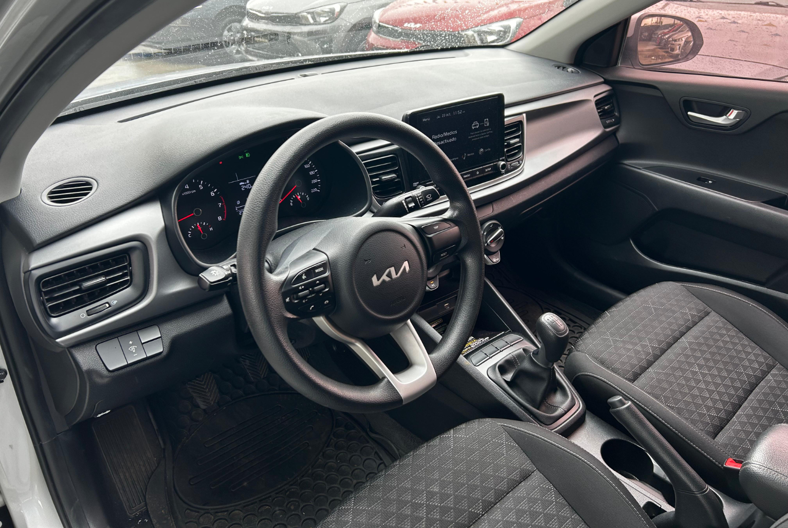 Kia Rio 2023 Manual color Plateado, Imagen #8