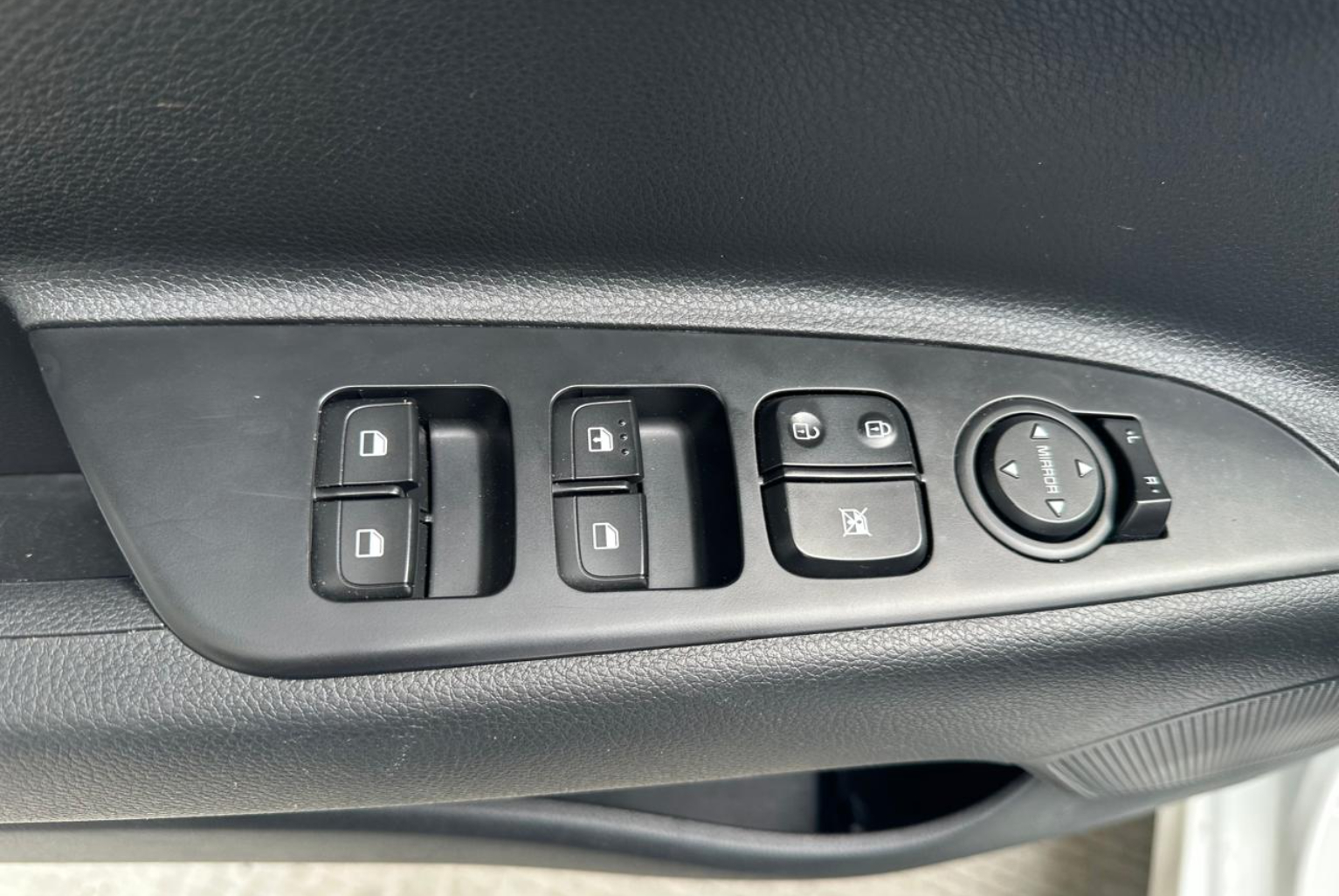 Kia Rio 2024 Automático color Blanco, Imagen #11