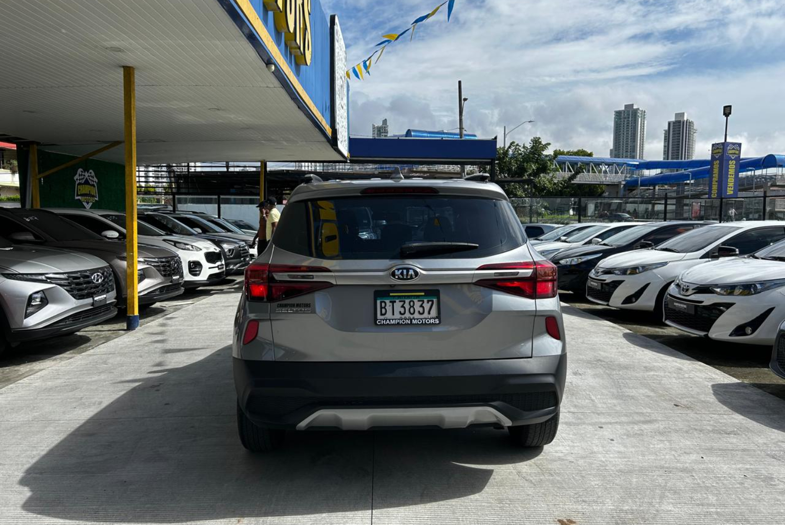 Kia Seltos 2022 Manual color Gris, Imagen #5