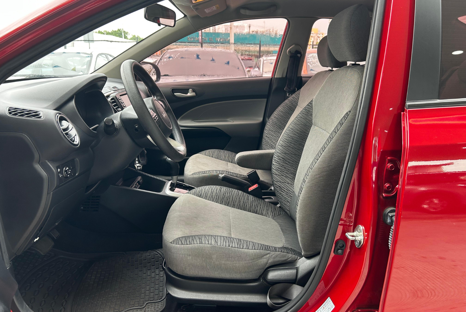 Kia Soluto 2024 Automático color Rojo, Imagen #8