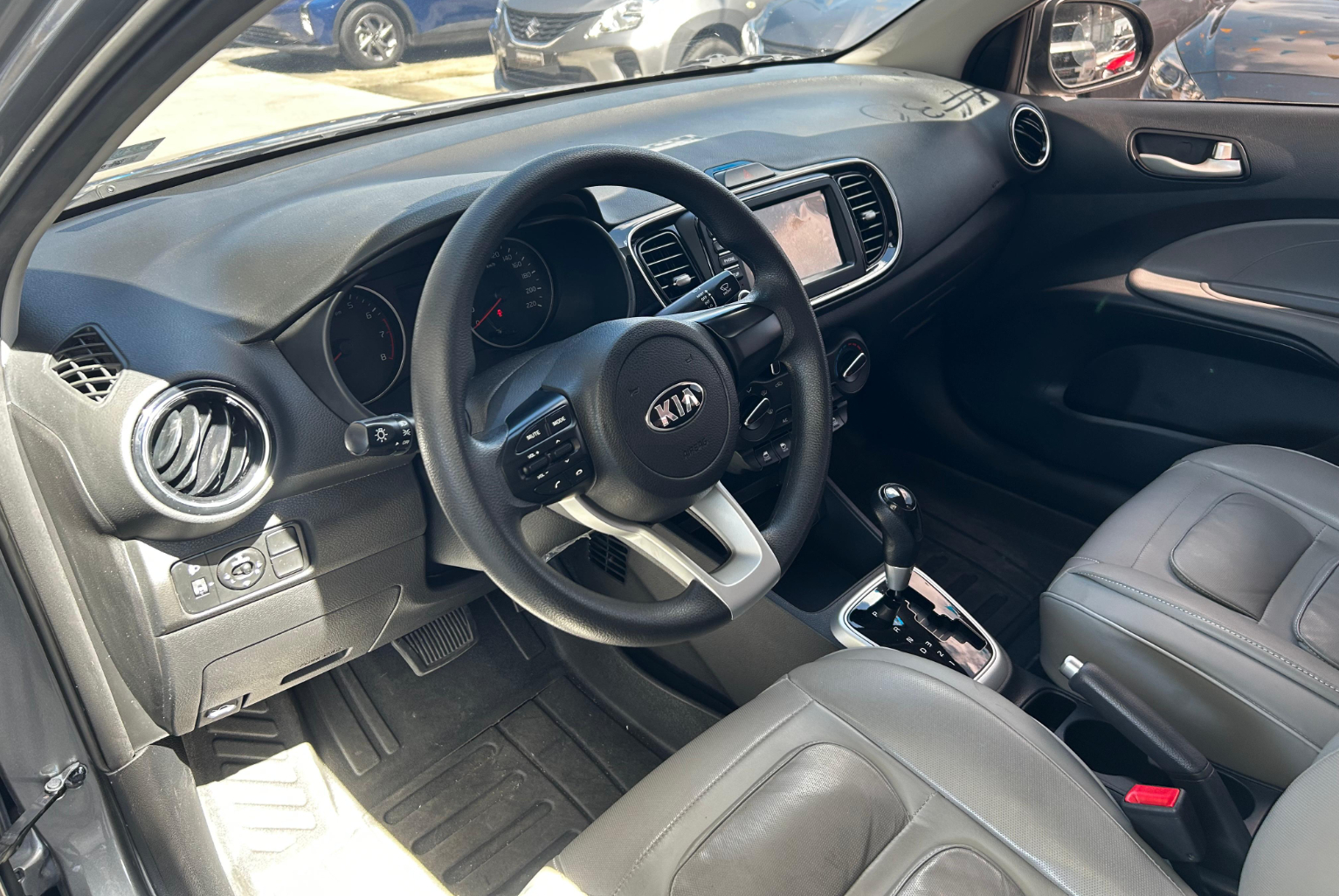 Kia Soluto 2024 Automático color Gris, Imagen #7