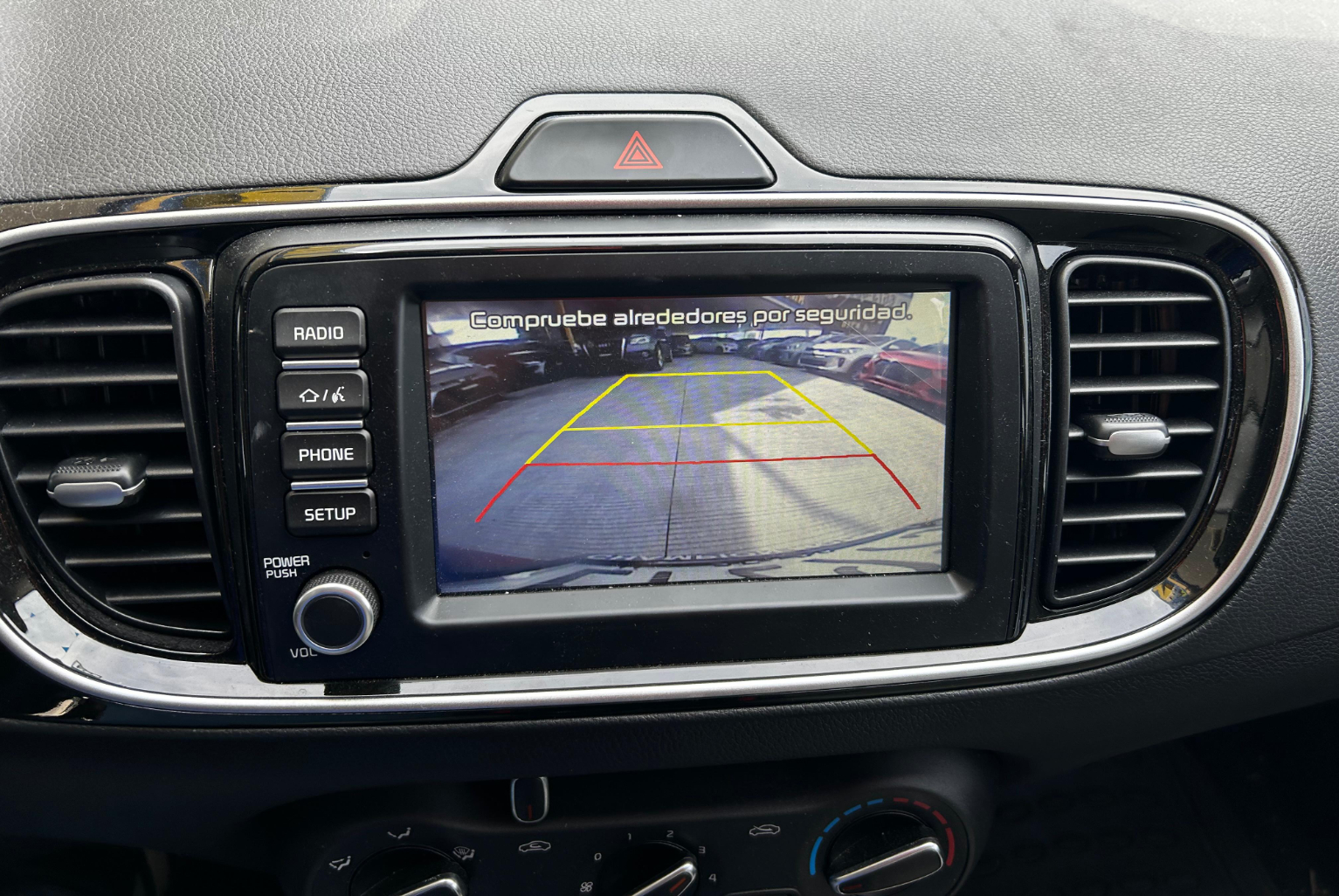 Kia Soluto 2025 Automático color Rojo, Imagen #11