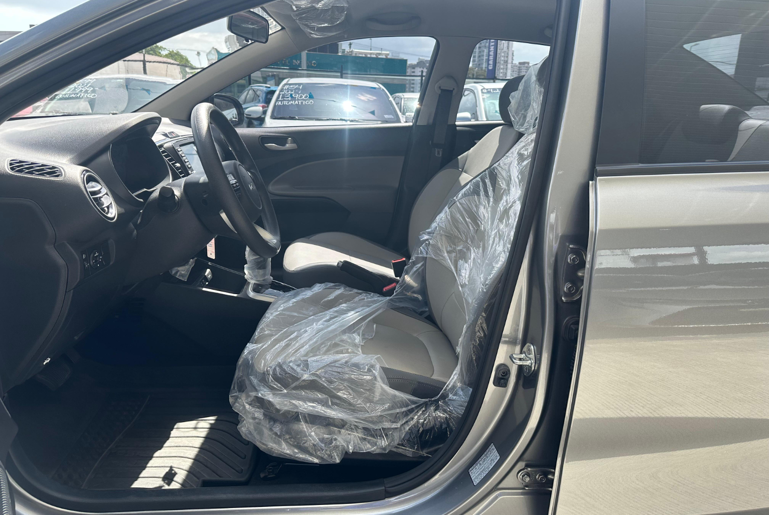 Kia Soluto 2025 Automático color Gris, Imagen #8