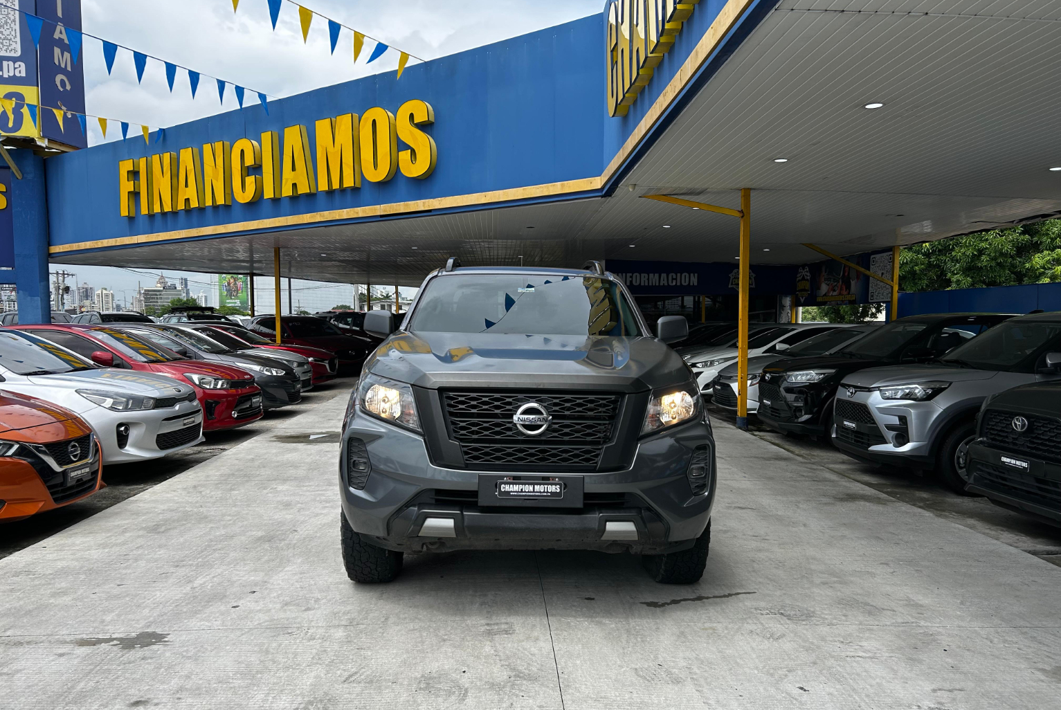 Nissan Frontier 2022 Manual color Gris, Imagen #2