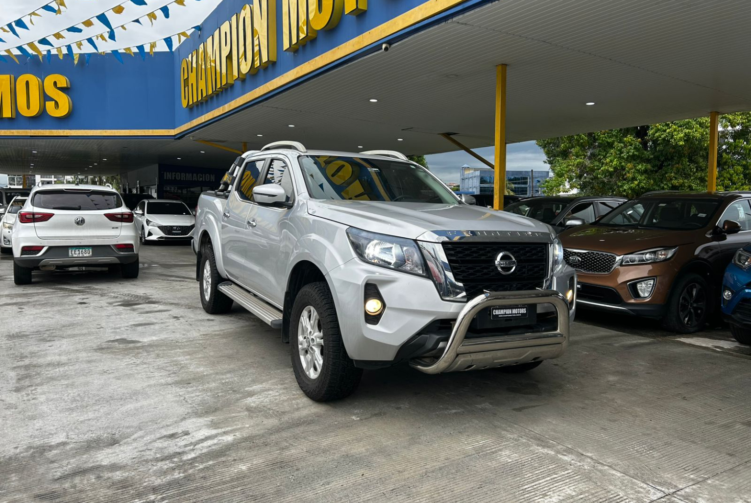Nissan Frontier 2023 Automático color Plateado, Imagen #3