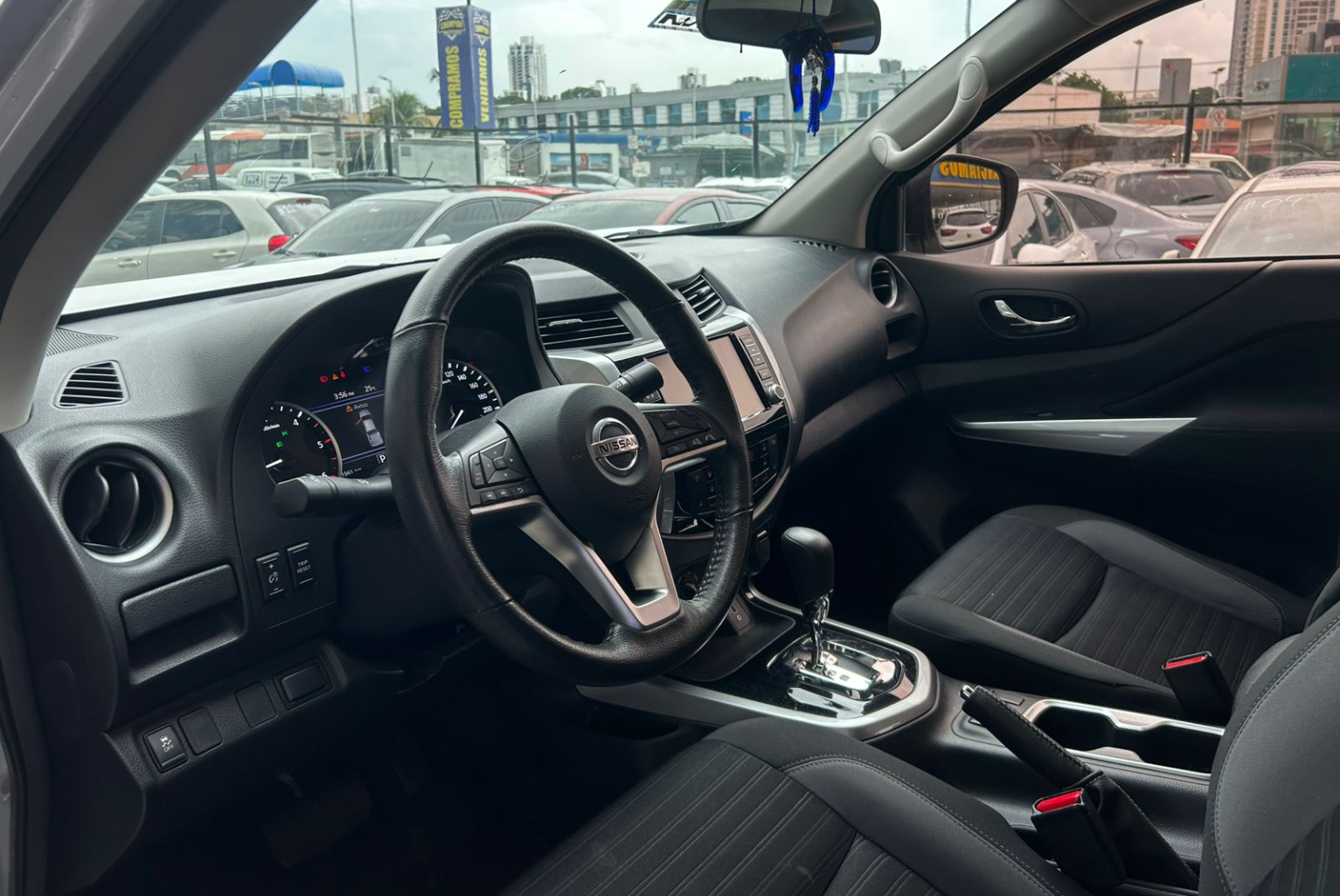 Nissan Frontier 2023 Automático color Plateado, Imagen #7