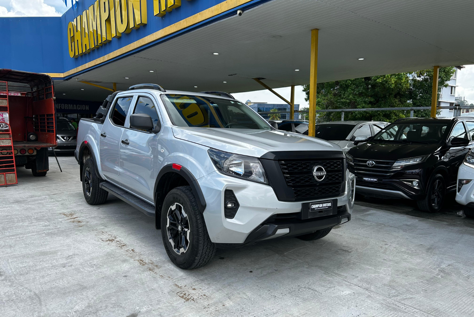 Nissan Frontier 2025 Automático color Plateado, Imagen #3