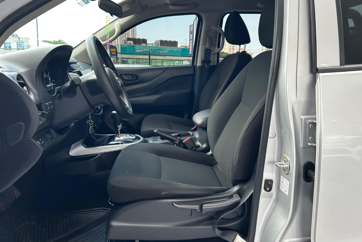 Nissan Frontier 2025 Automático color Plateado, Imagen #8