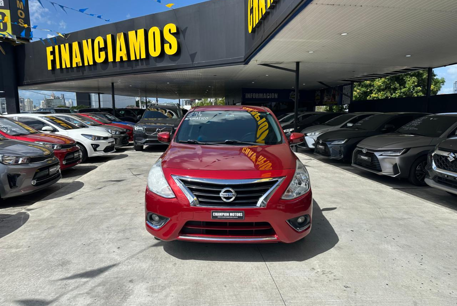 Nissan Versa 2017 Automático color Rojo, Imagen #2