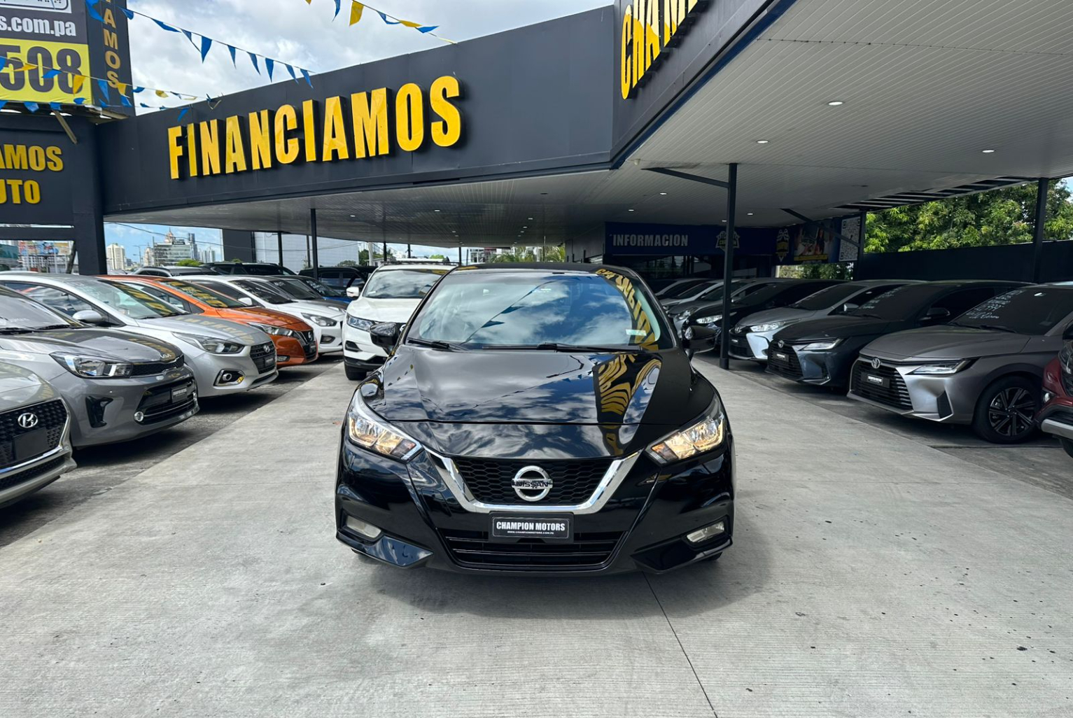 Nissan Versa 2020 Automático color Negro, Imagen #2