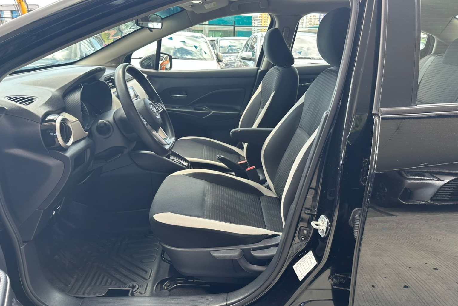 Nissan Versa 2020 Automático color Negro, Imagen #7