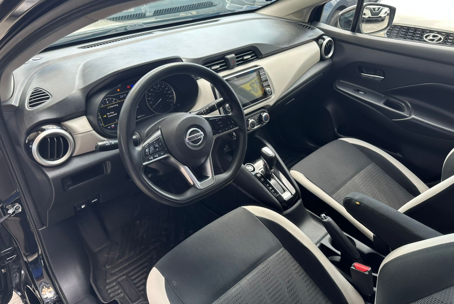 Nissan Versa 2020 Automático color Negro, Imagen #8