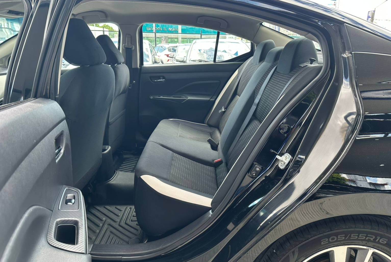 Nissan Versa 2020 Automático color Negro, Imagen #9