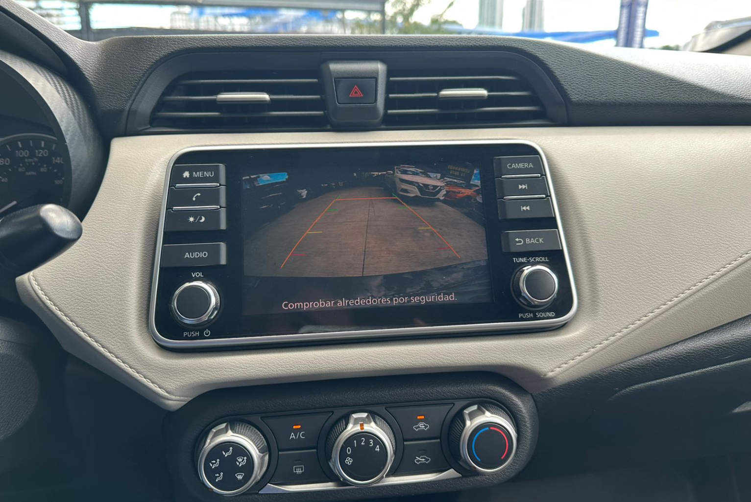 Nissan Versa 2020 Automático color Negro, Imagen #11