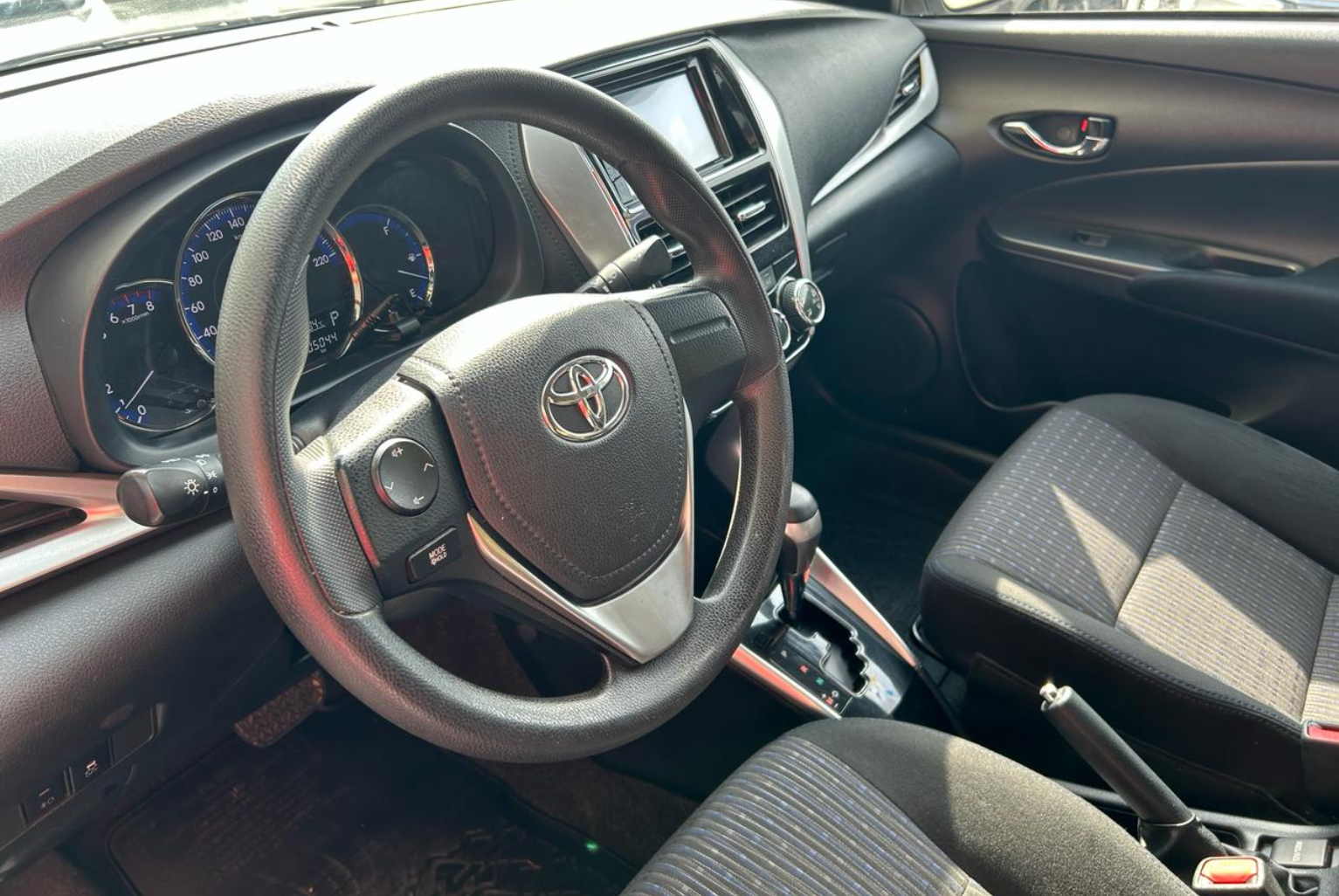 Toyota Yaris 2018 Automático color Plateado, Imagen #7