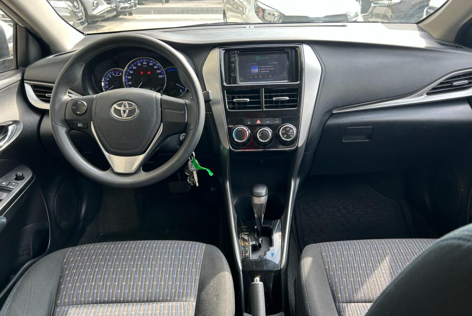 Toyota Yaris 2018 Automático color Plateado, Imagen #9