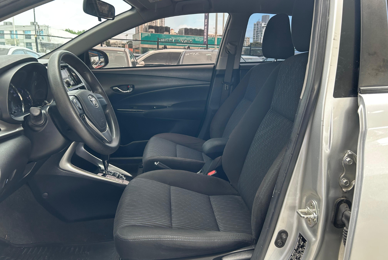 Toyota Yaris 2019 Automático color Plateado, Imagen #7