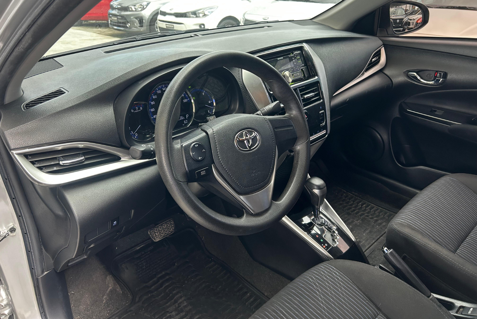 Toyota Yaris 2019 Automático color Plateado, Imagen #8