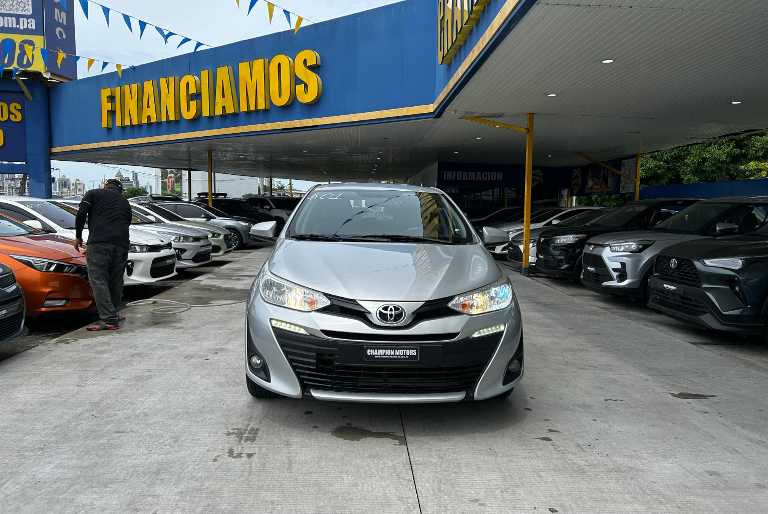 Toyota Yaris 2020 Automático color Plateado, Imagen #2