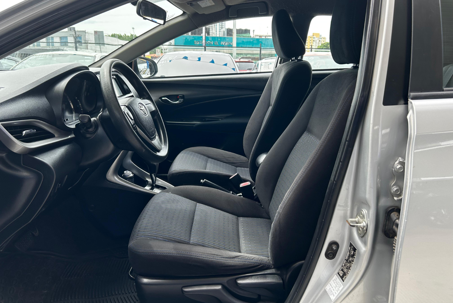 Toyota Yaris 2020 Automático color Plateado, Imagen #8