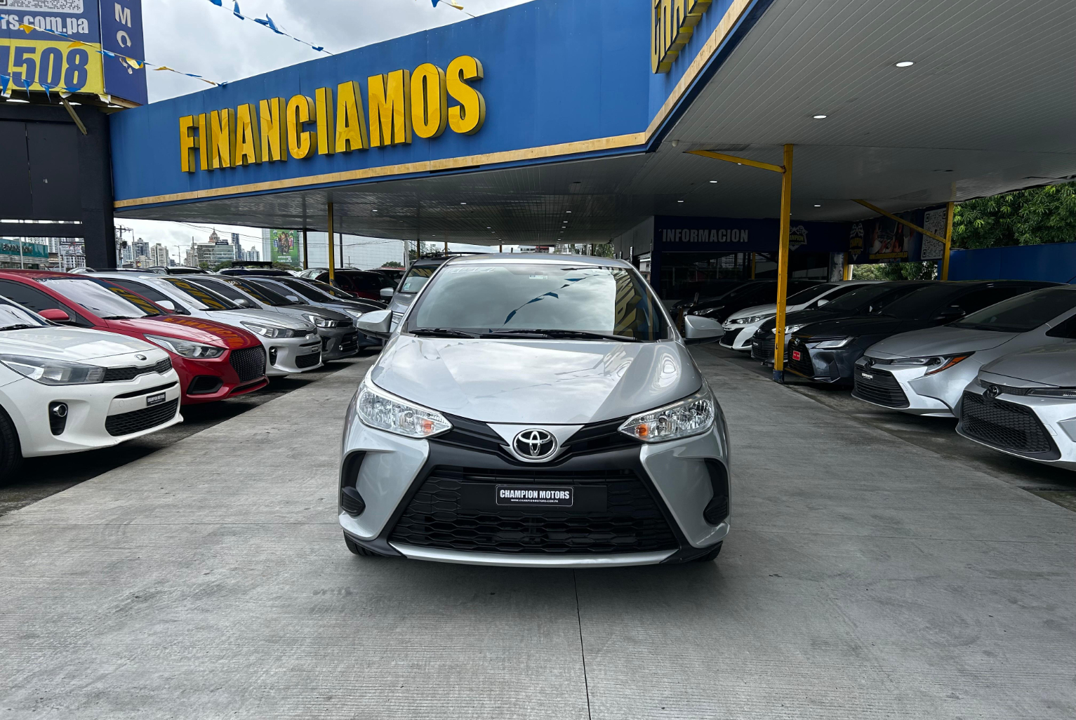 Toyota Yaris 2021 Automático color Plateado, Imagen #2