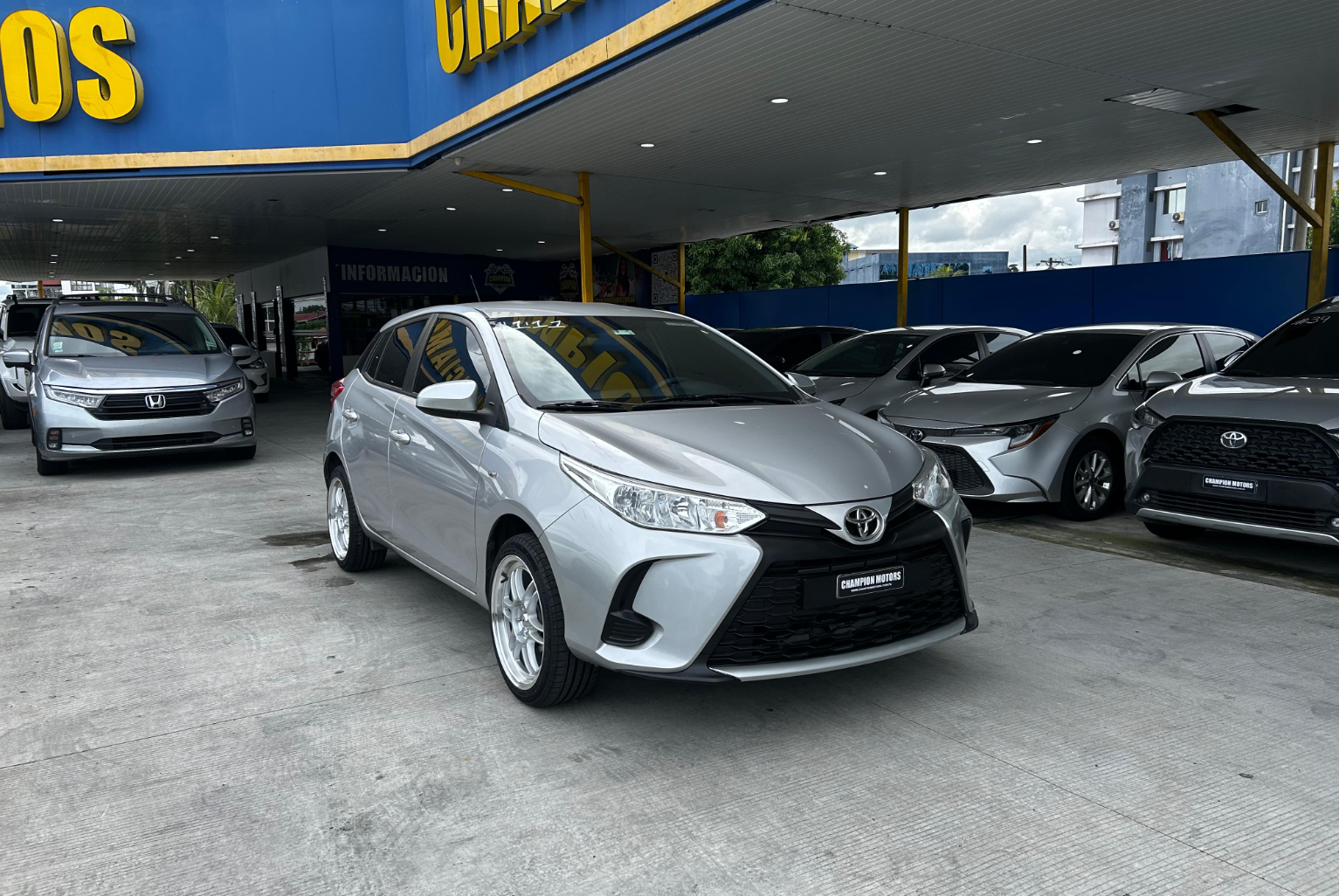 Toyota Yaris 2021 Automático color Plateado, Imagen #3