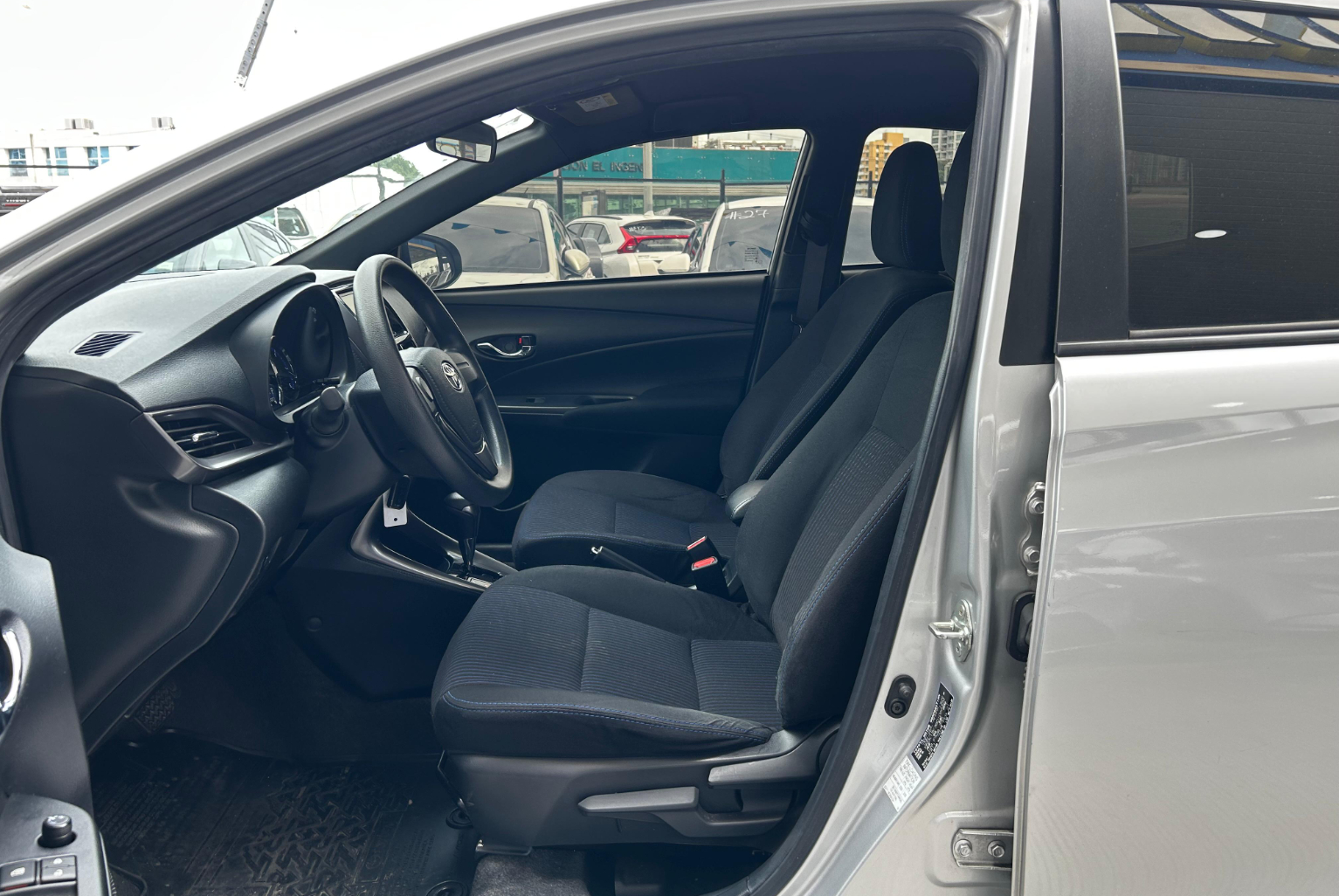 Toyota Yaris 2021 Automático color Plateado, Imagen #7