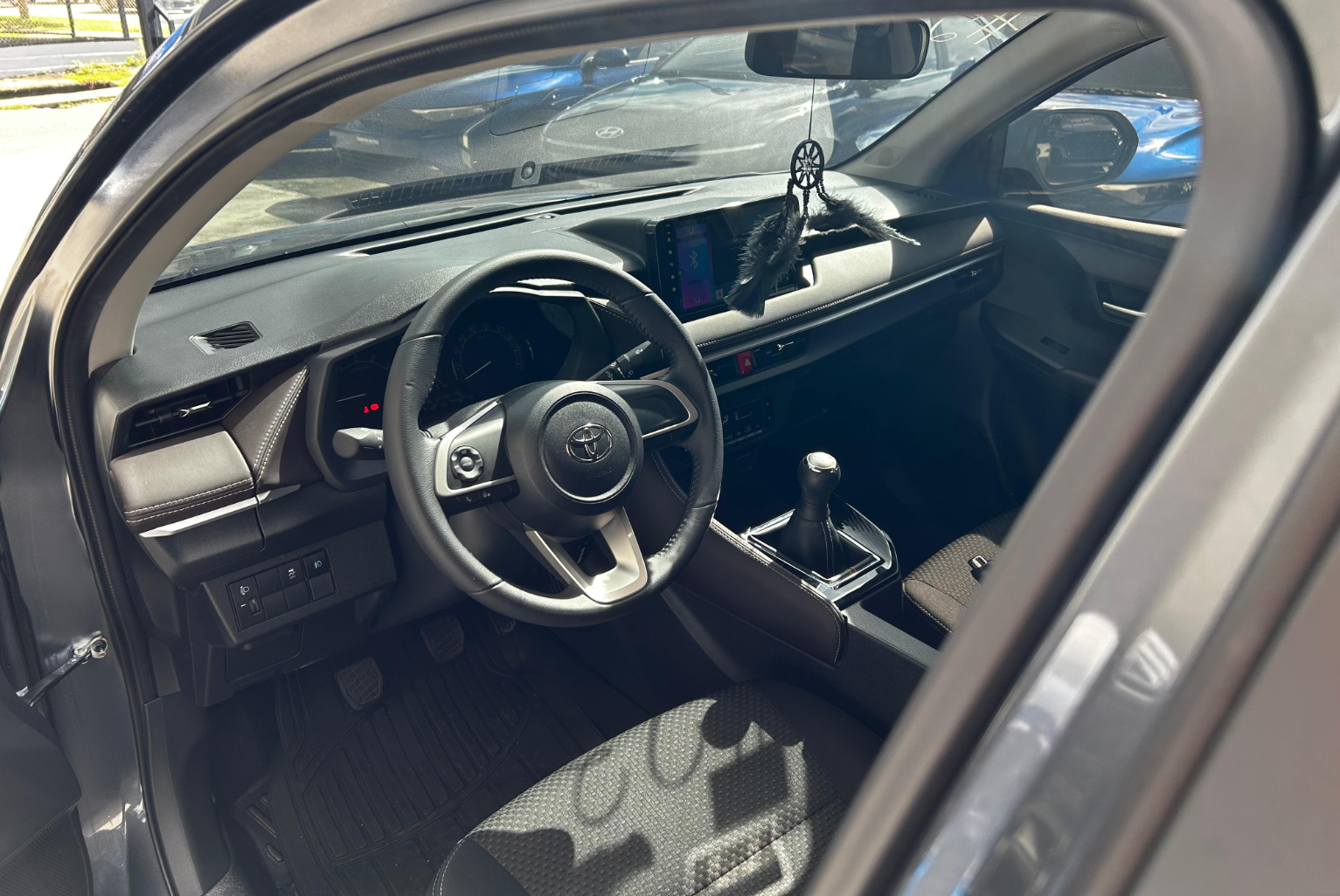 Toyota Yaris 2024 Manual color Gris, Imagen #7