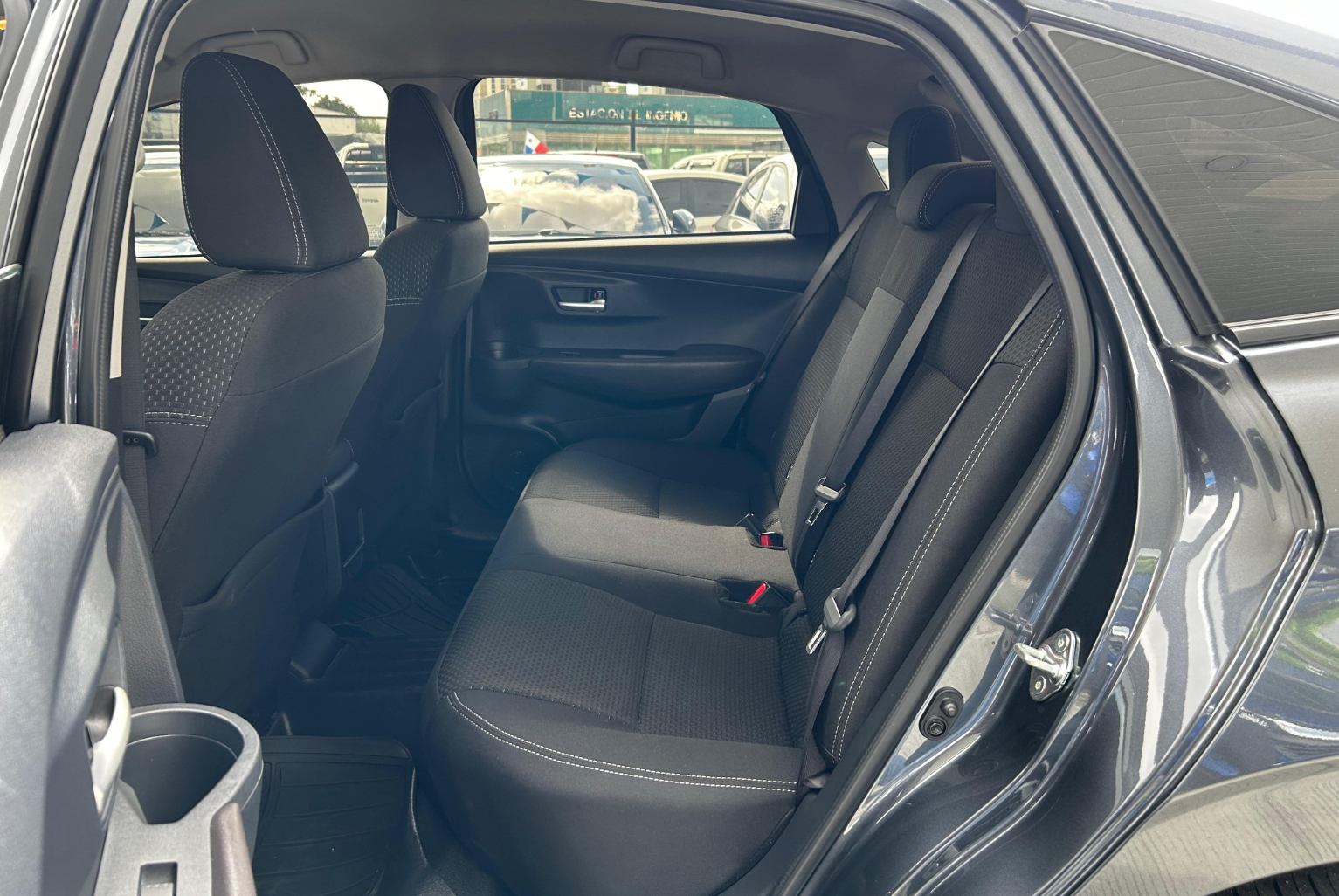 Toyota Yaris 2024 Manual color Gris, Imagen #9