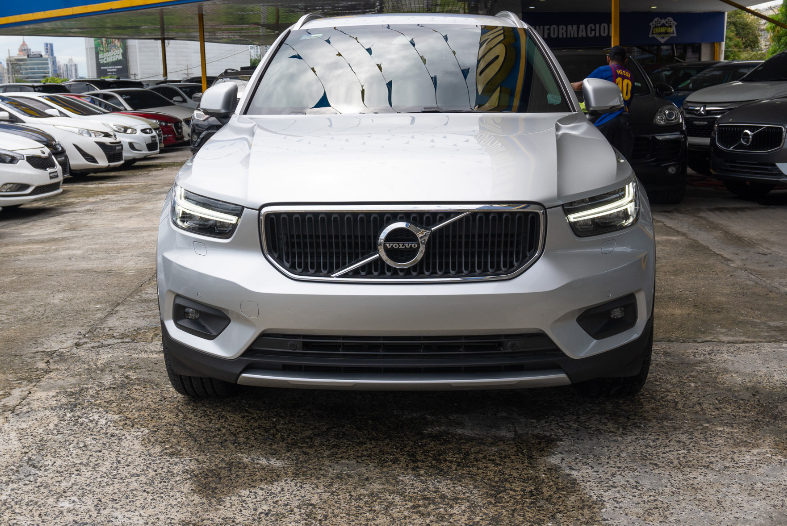 Volvo XC40 2019 Automático color Plateado, Imagen #2